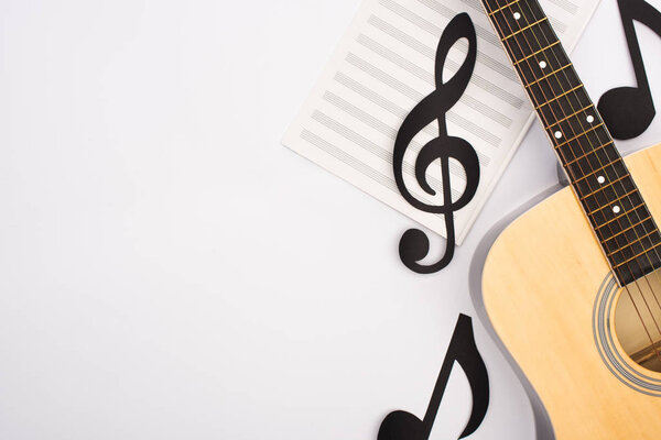Top View Paper Cut Notes Music Book Acoustic Guitar White — Stock Photo, Image